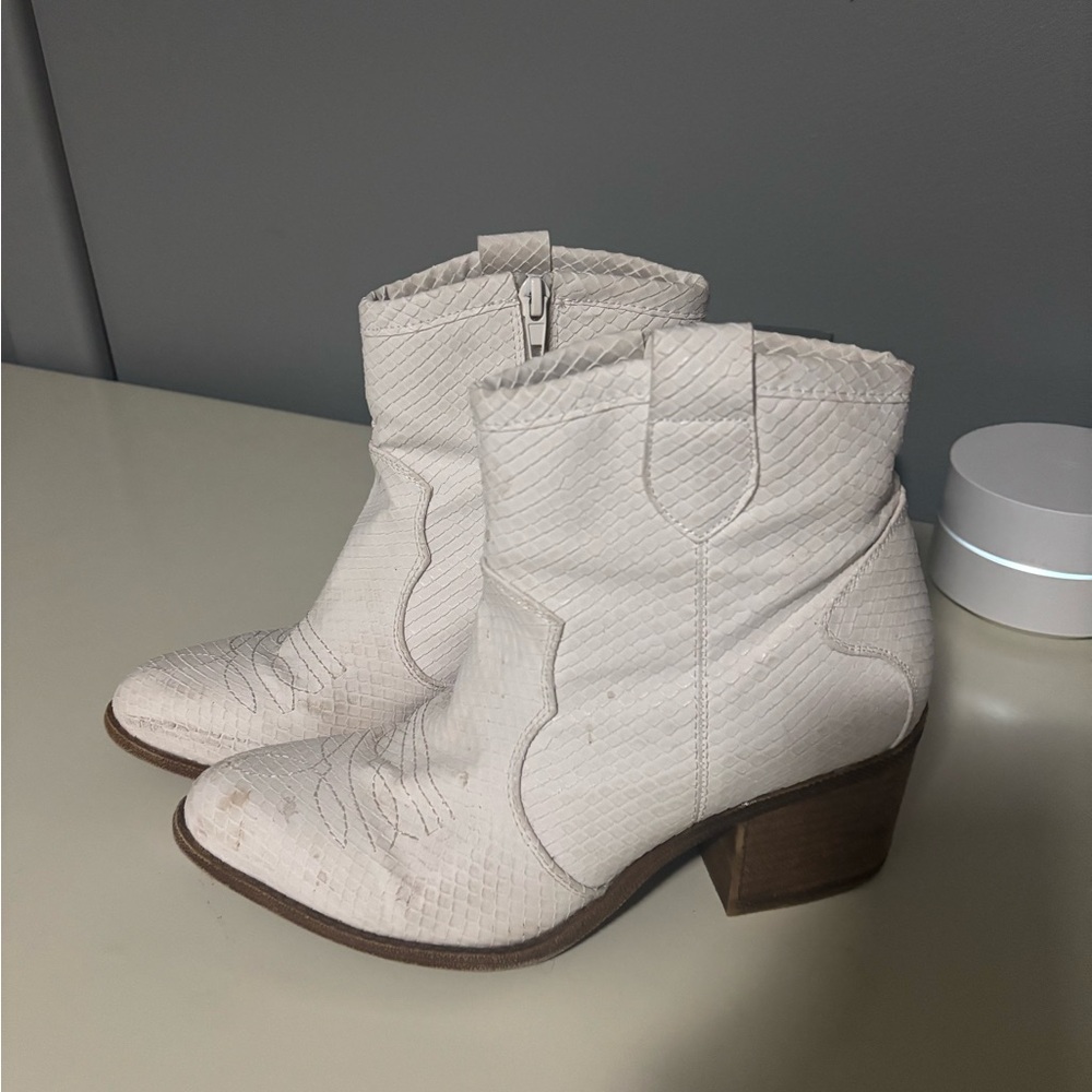 Dirty Laundry White Textured Ankle Boots Size 7.5